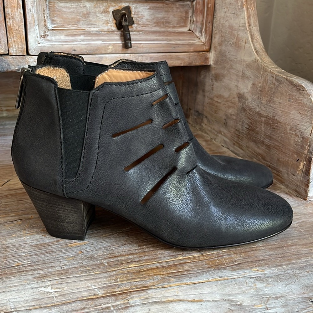 🖤 Aquatalia Frieda Cutout Black Leather Booties Size 8.5 Heeled Bohemian